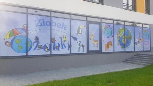 Plac&oacute;wka z zewnątrz
